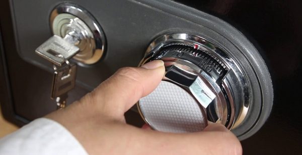 Két sắt loại to khóa cơ